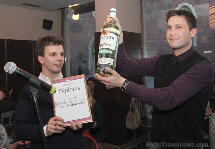 Nominācijas «2010.gada labākais flair bārmenis» uzvarētājs Ivars Rutkovskis un viņa kolēģis - Mārtiņš Rozenvalds
