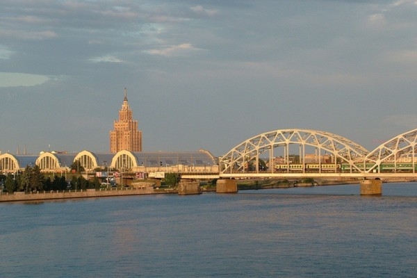 8. aprīlis vēsturē: Atklāj Dzelzceļa tiltu pār Daugavu