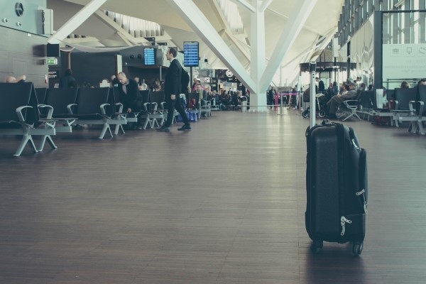 Kāpēc lidsabiedrības tik naski iekasē naudu par bagāžu